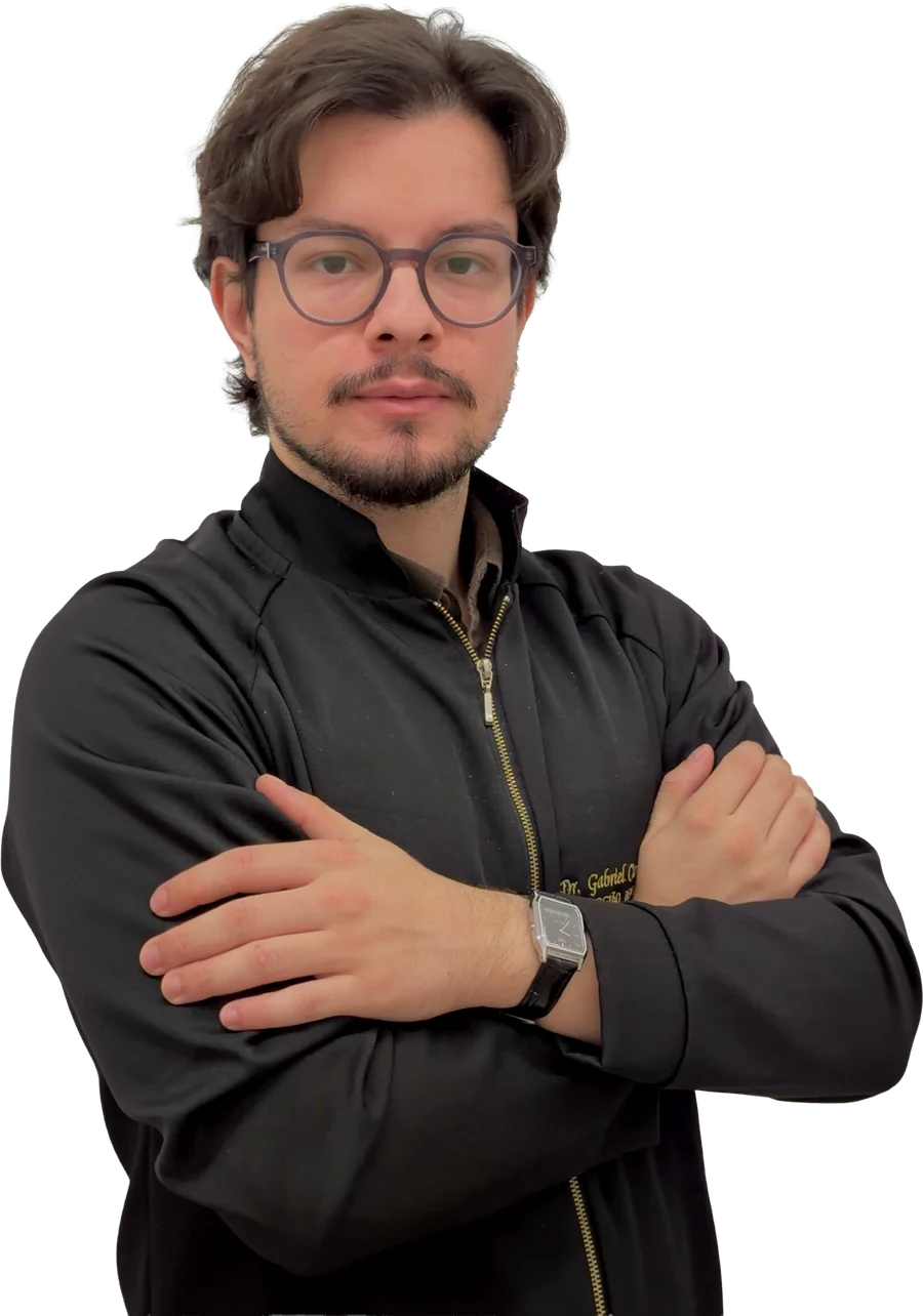 Dr. Gabriel Carvalho de braços cruzados, com jaleco preto